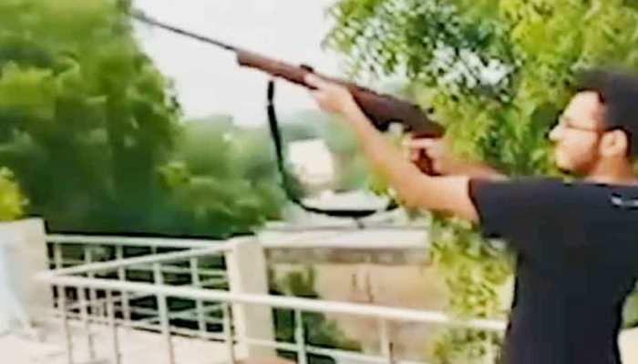 बागपतः सोशल मीडिया पर वायरल हुआ फिल्मी अंदाज में फायरिंग का वीडियो, एक गिरफ्तार बागपतः सोशल मीडिया पर वायरल हुआ फिल्मी अंदाज में फायरिंग का वीडियो, एक गिरफ्तार