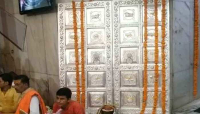 महाकाल मंदिर में भक्त ने लगवाया चांदी से बना 86 लाख रुपये का दरवाजा महाकाल मंदिर में भक्त ने लगवाया चांदी से बना 86 लाख रुपये का दरवाजा