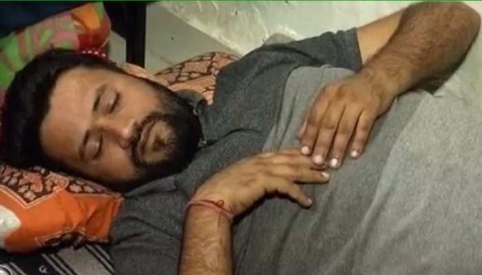 जयपुर: 15 सूत्रीय मांगों को लेकर अनशन पर बैठे उपेन की तबीयत बिगड़ी, ICU में भर्ती जयपुर: 15 सूत्रीय मांगों को लेकर अनशन पर बैठे उपेन की तबीयत बिगड़ी, ICU में भर्ती