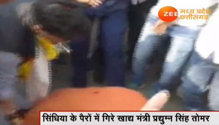 'महाराज' के चरणों में नजर आए कमलनाथ सरकार के मंत्री, पैरों पर रख दिया सिर 'महाराज' के चरणों में नजर आए कमलनाथ सरकार के मंत्री, पैरों पर रख दिया सिर