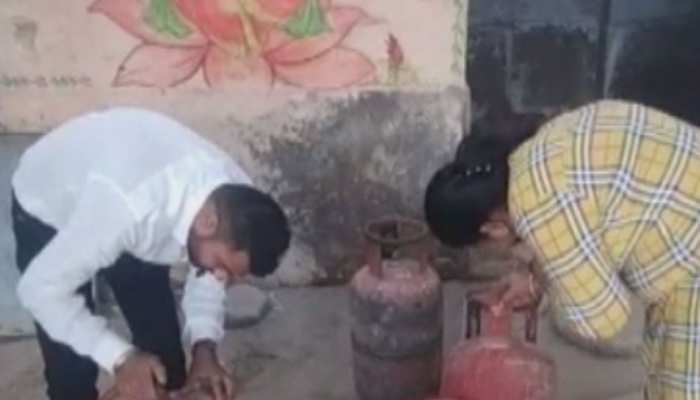 बीकानेर: रसद विभाग की बड़ी कार्रवाई, अवैध रूप से गैस रीफिलिंग विभाग पर की छापेमारी बीकानेर: रसद विभाग की बड़ी कार्रवाई, अवैध रूप से गैस रीफिलिंग विभाग पर की छापेमारी