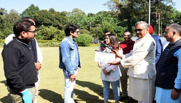 फिल्म निर्माताओं को रास आ रहा है उत्तराखंड, सीएम आवास में शूट हुआ मुहूर्त शॉट फिल्म निर्माताओं को रास आ रहा है उत्तराखंड, सीएम आवास में शूट हुआ मुहूर्त शॉट