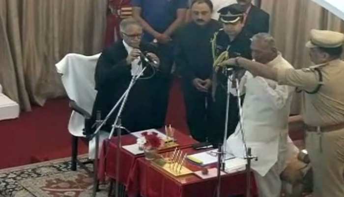 संजय करोल बने पटना हाई कोर्ट के मुख्य न्यायाधीश, शपथ ग्रहण में CM नीतीश रहे मौजूद संजय करोल बने पटना हाई कोर्ट के मुख्य न्यायाधीश, शपथ ग्रहण में CM नीतीश रहे मौजूद