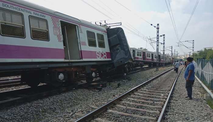 हैदराबाद: काचीगुडा रेलवे स्टेशन पर दो ट्रेनों में टक्कर, 12 घायल हैदराबाद: काचीगुडा रेलवे स्टेशन पर दो ट्रेनों में टक्कर, 12 घायल