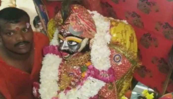 उज्जैन: 'महाकाल' ने वापस सौंप दी विष्णु को सत्ता, जानिए क्या है इसके पीछे की कहानी उज्जैन: 'महाकाल' ने वापस सौंप दी विष्णु को सत्ता, जानिए क्या है इसके पीछे की कहानी