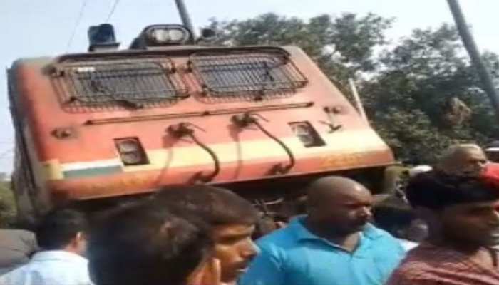 नालंदा: LPG से लदी पिकअप वैन ट्रेन से टकराई, 2 लोग गंभीर रूप से हुए घायल नालंदा: LPG से लदी पिकअप वैन ट्रेन से टकराई, 2 लोग गंभीर रूप से हुए घायल