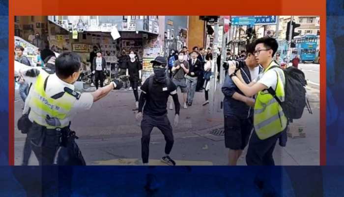हॉन्ग कॉन्ग में पुलिस ने प्रदर्शनकारी के सीने पर मारी गोली, दिल दहला देने वाला VIDEO हॉन्ग कॉन्ग में पुलिस ने प्रदर्शनकारी के सीने पर मारी गोली, दिल दहला देने वाला VIDEO