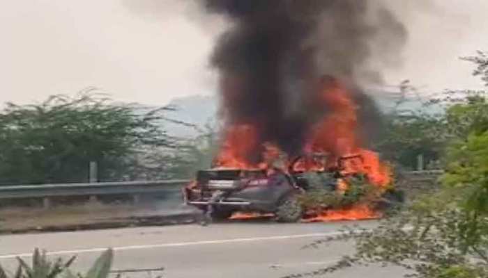 यमुना एक्सप्रेसवे पर अचानक धूं-धूं कर जलने लगी कार, अंदर फंस गया ड्राइवर, जिंदा जला यमुना एक्सप्रेसवे पर अचानक धूं-धूं कर जलने लगी कार, अंदर फंस गया ड्राइवर, जिंदा जला