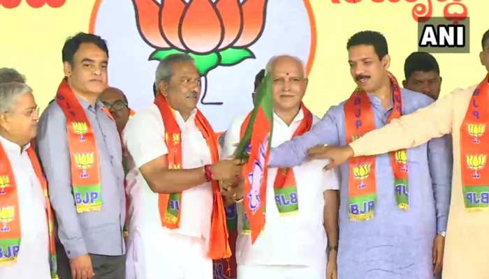 कर्नाटक: कांग्रेस-JDS के 15 विधायकों ने थामा बीजेपी का दामन, CM येदियुरप्पा रहे मौजूद कर्नाटक: कांग्रेस-JDS के 15 विधायकों ने थामा बीजेपी का दामन, CM येदियुरप्पा रहे मौजूद