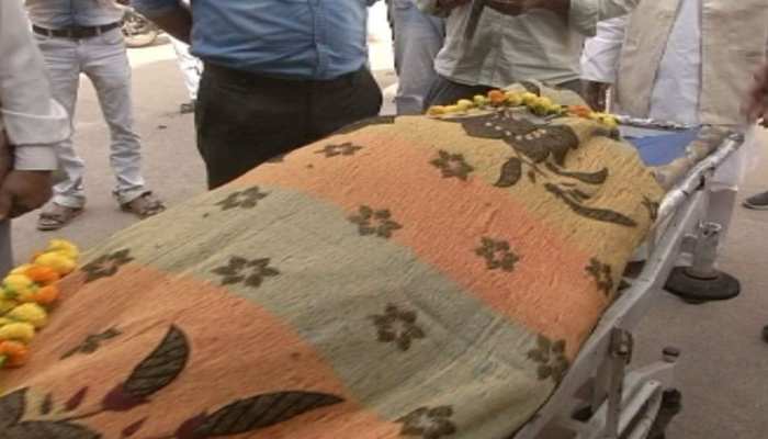 वशिष्ठ नारायण के भाई ने लगाया मदद न मिलने का आरोप, PMCH ने डेथ सर्टिफिकेट देकर झाड़ा पल्ला वशिष्ठ नारायण के भाई ने लगाया मदद न मिलने का आरोप, PMCH ने डेथ सर्टिफिकेट देकर झाड़ा पल्ला