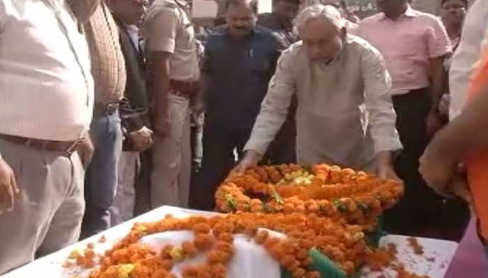 वशिष्ठ नारायण सिंह के निधन पर नीतीश कुमार ने जताया शोक, राजकीय सम्मान के साथ होगी विदाई वशिष्ठ नारायण सिंह के निधन पर नीतीश कुमार ने जताया शोक, राजकीय सम्मान के साथ होगी विदाई