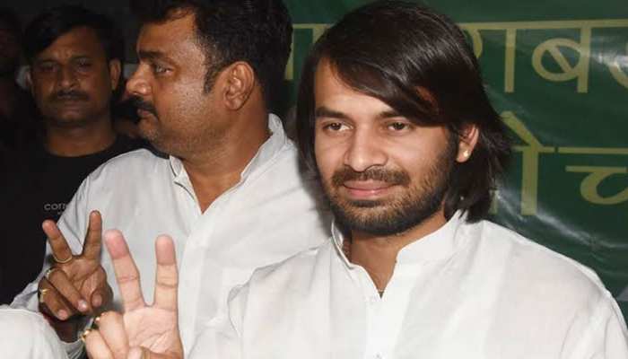 वाराणसी: RJD नेता तेजप्रताप यादव की BMW कार को ऑटो ने मारी टक्कर, मौके पर पहुंची पुलिस वाराणसी: RJD नेता तेजप्रताप यादव की BMW कार को ऑटो ने मारी टक्कर, मौके पर पहुंची पुलिस