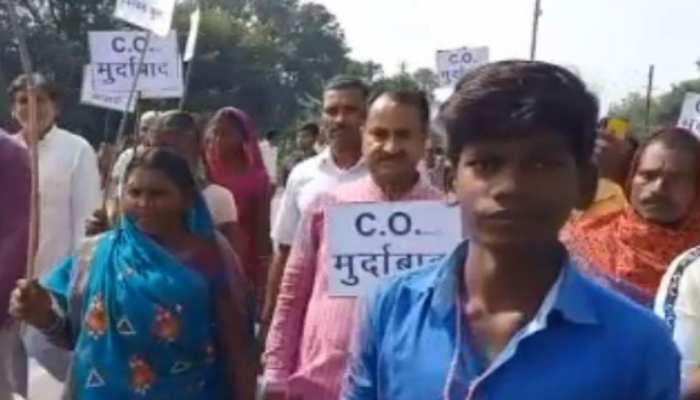 बिहार: नालंदा में सड़क पर उतरे जेडीयू कार्यकर्ता, सीओ के खिलाफ जमकर की नारेबाजी बिहार: नालंदा में सड़क पर उतरे जेडीयू कार्यकर्ता, सीओ के खिलाफ जमकर की नारेबाजी