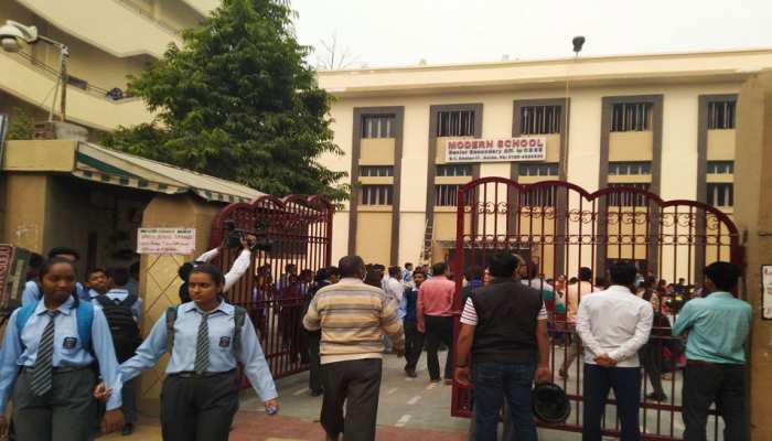 नोएडा: बंद के आदेश के बावजूद खुला स्कूल, बच्चों से कराई आउटडोर एक्टिविटी नोएडा: बंद के आदेश के बावजूद खुला स्कूल, बच्चों से कराई आउटडोर एक्टिविटी