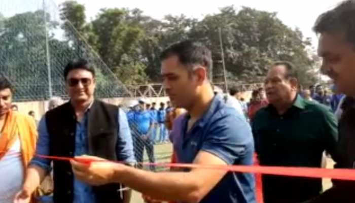 रांची: महेंद्र सिंह धोनी ने किया जेएससीए स्टेडियम में अभ्यास पिच का उद्घाटन, किया प्रैक्टिस रांची: महेंद्र सिंह धोनी ने किया जेएससीए स्टेडियम में अभ्यास पिच का उद्घाटन, किया प्रैक्टिस