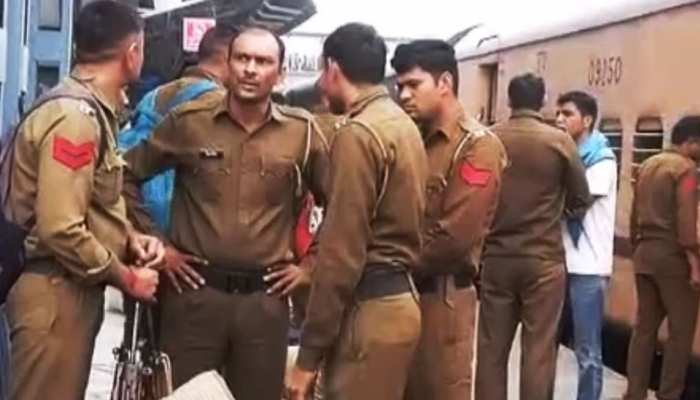 जोधपुर: चलती ट्रेन में हरियाणा पुलिसकर्मियों की बदसलूकी, TT से भी की गाली-गलौज जोधपुर: चलती ट्रेन में हरियाणा पुलिसकर्मियों की बदसलूकी, TT से भी की गाली-गलौज