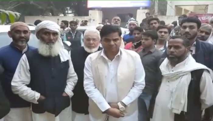 अलवर: अज्ञात शव का अंतिम संस्कार करवाकर फंस गई पुलिस, परिजन कर रहे हंगामा अलवर: अज्ञात शव का अंतिम संस्कार करवाकर फंस गई पुलिस, परिजन कर रहे हंगामा