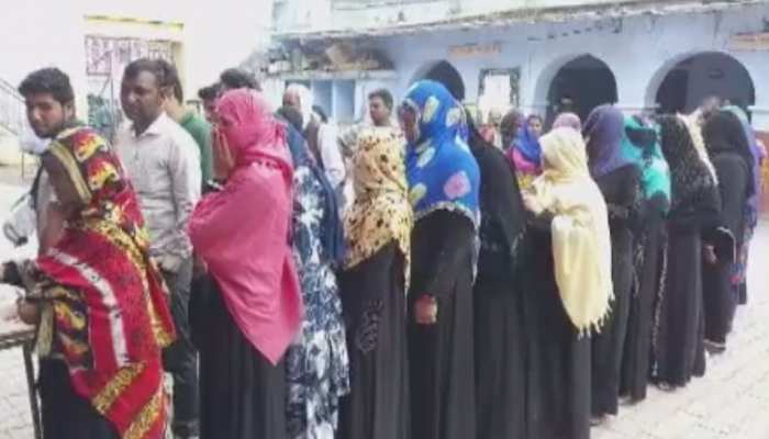 कोटा: सांगोद पालिका चुनाव में मतदान जारी, लगी हैं मतदाताओं की लंबी कतारें कोटा: सांगोद पालिका चुनाव में मतदान जारी, लगी हैं मतदाताओं की लंबी कतारें