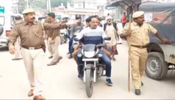 राजस्थान निकाय चुनाव 2019: बांसवाड़ा में रुपये बांटने का आरोप, कई जगहों पर झड़प की खबरें राजस्थान निकाय चुनाव 2019: बांसवाड़ा में रुपये बांटने का आरोप, कई जगहों पर झड़प की खबरें