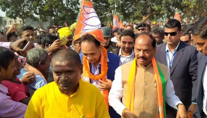 कुणाल षाडंगी, लखन मार्डी के नॉमिनेशन में पहुंचे CM रघुवर, जनता से की जिताने की अपील कुणाल षाडंगी, लखन मार्डी के नॉमिनेशन में पहुंचे CM रघुवर, जनता से की जिताने की अपील