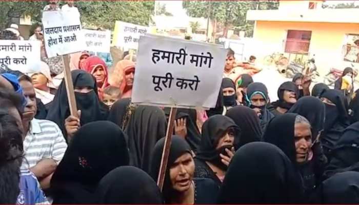 पानी की किल्लत ने खड़ा किया हंगामा, जलदाय दफ्तर पर जमकर मटका फोड़ प्रदर्शन पानी की किल्लत ने खड़ा किया हंगामा, जलदाय दफ्तर पर जमकर मटका फोड़ प्रदर्शन