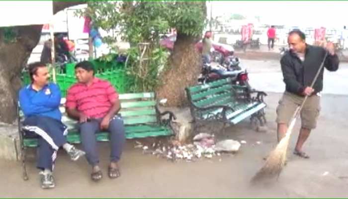 सिरोही में दिखा अनोखा नजारा, माउंट आबू में साफ-सफाई करते नजर आया पर्यटक सिरोही में दिखा अनोखा नजारा, माउंट आबू में साफ-सफाई करते नजर आया पर्यटक