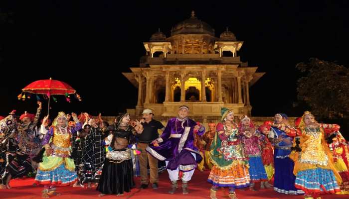 बूंदी उत्सव की धूम, 84 खंभों की छतरी पर राजस्थानी कलाकारों ने जीता दिल बूंदी उत्सव की धूम, 84 खंभों की छतरी पर राजस्थानी कलाकारों ने जीता दिल
