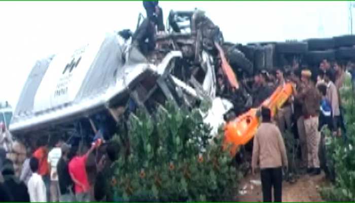 बीकानेर: बस और ट्रक की जोरदार भिड़ंत, मौके पर 11 की मौत, 25 घायल बीकानेर: बस और ट्रक की जोरदार भिड़ंत, मौके पर 11 की मौत, 25 घायल