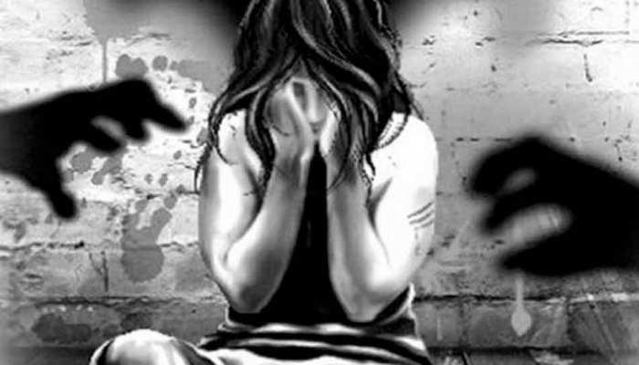 14 साल की नाबालिग का अपहरण कर मवेशियों के बाड़े में किया बंद, हाथ-पैर बांधकर की दुष्कर्म की कोशिश 14 साल की नाबालिग का अपहरण कर मवेशियों के बाड़े में किया बंद, हाथ-पैर बांधकर की दुष्कर्म की कोशिश