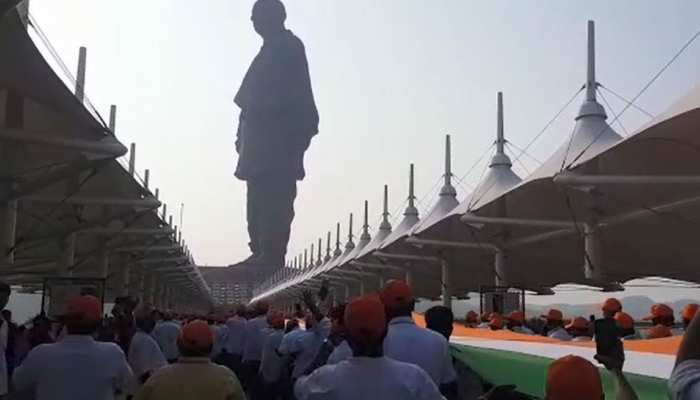 VIDEO: 1000 फुट का तिरंगा लेकर स्टैच्यू ऑफ यूनिटी पहुंचे 800 लोग, देखें भव्य नजारा VIDEO: 1000 फुट का तिरंगा लेकर स्टैच्यू ऑफ यूनिटी पहुंचे 800 लोग, देखें भव्य नजारा