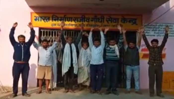 करौली: बजरी माफियाओं के खिलाफ ग्रामीणों ने किया प्रदर्शन, की कार्रवाई की मांग करौली: बजरी माफियाओं के खिलाफ ग्रामीणों ने किया प्रदर्शन, की कार्रवाई की मांग