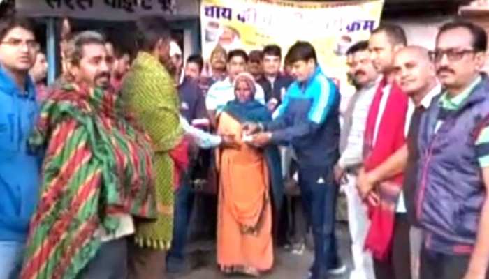 चौमूं: विधायक ने शुरू किया 'चाय की चुस्की' कार्यक्रम, आम जनता को खुद पिला रहे चाय चौमूं: विधायक ने शुरू किया 'चाय की चुस्की' कार्यक्रम, आम जनता को खुद पिला रहे चाय