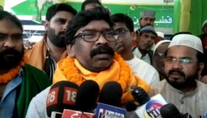 रांची: चुनाव से पहले चादर चढ़ाने पहुंचे हेमंत सोरेन, BJP पर साधा जमकर निशाना रांची: चुनाव से पहले चादर चढ़ाने पहुंचे हेमंत सोरेन, BJP पर साधा जमकर निशाना