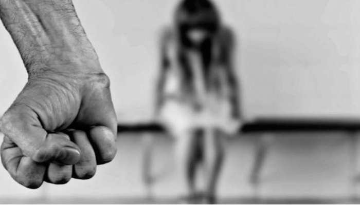 अपनी बेटी से हुए दुष्कर्म मामले में झूठ बोलकर कानून के शिकंजे में कैसे फंसी मां-जानिए पूरी कहानी अपनी बेटी से हुए दुष्कर्म मामले में झूठ बोलकर कानून के शिकंजे में कैसे फंसी मां-जानिए पूरी कहानी