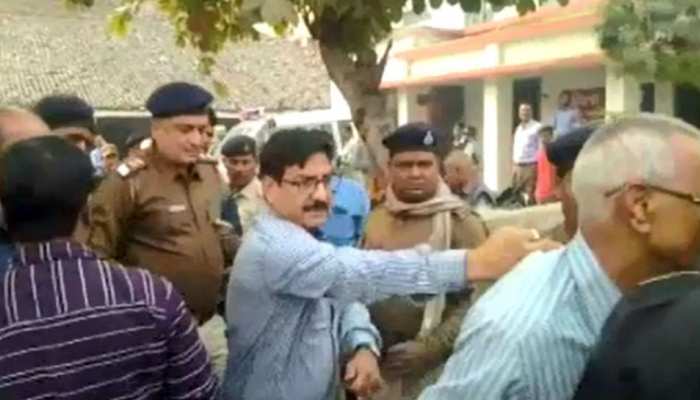 बिहार: परिवहन विभाग के अधिकारियों की दादागिरी, बुजुर्ग के साथ थाने में की बदतमीजी बिहार: परिवहन विभाग के अधिकारियों की दादागिरी, बुजुर्ग के साथ थाने में की बदतमीजी
