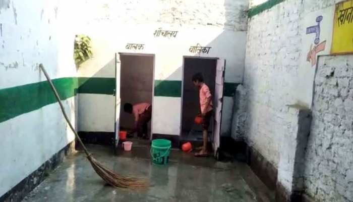 रामपुर: सरकारी स्कूल में बच्चों से साफ कराया शौचालय, वीडियो हुआ वायरल रामपुर: सरकारी स्कूल में बच्चों से साफ कराया शौचालय, वीडियो हुआ वायरल