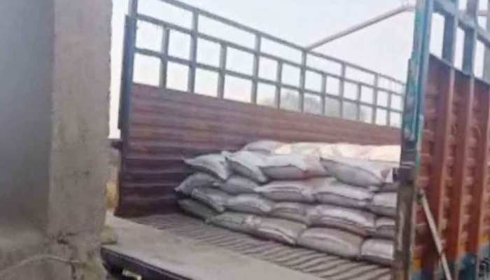 उत्तर प्रदेशः ब्रांडेड कंपनी की बोरियों में भर कर बेचा जा रहा था नकली सीमेंट, ऐसे हुआ खुलासा... उत्तर प्रदेशः ब्रांडेड कंपनी की बोरियों में भर कर बेचा जा रहा था नकली सीमेंट, ऐसे हुआ खुलासा...