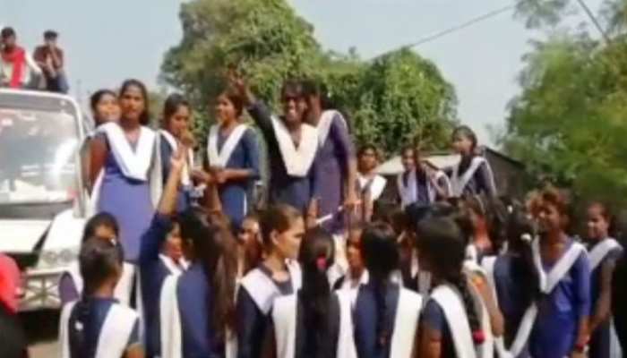 बिहार: छात्रवृत्ति की राशि नहीं मिलने पर आक्रोशित छात्रों ने किया सड़क जाम, जमकर किया बवाल बिहार: छात्रवृत्ति की राशि नहीं मिलने पर आक्रोशित छात्रों ने किया सड़क जाम, जमकर किया बवाल