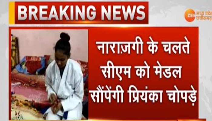 अंतरराष्ट्रीय कराटे खिलाड़ी प्रियंका वापस करना चाहती हैं अपना गोल्ड मेडल, जानिए वजह अंतरराष्ट्रीय कराटे खिलाड़ी प्रियंका वापस करना चाहती हैं अपना गोल्ड मेडल, जानिए वजह