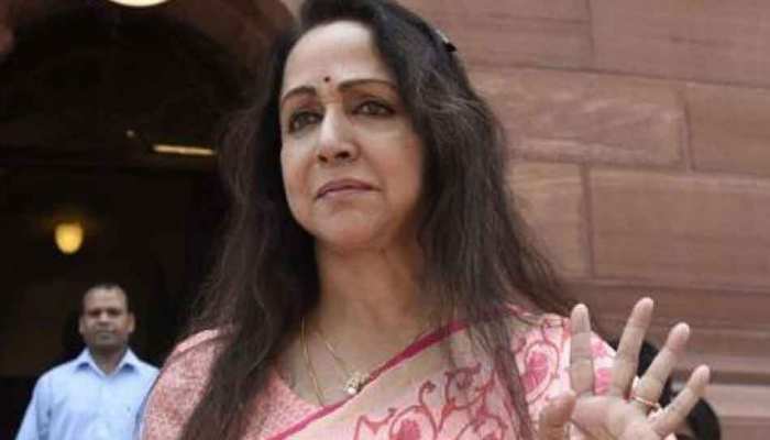 लोकसभा में हेमा मालिनी ने उठाया बंदरों के आतंक का मुद्दा, कहा- फ्रूटी और समोसा से... लोकसभा में हेमा मालिनी ने उठाया बंदरों के आतंक का मुद्दा, कहा- फ्रूटी और समोसा से...