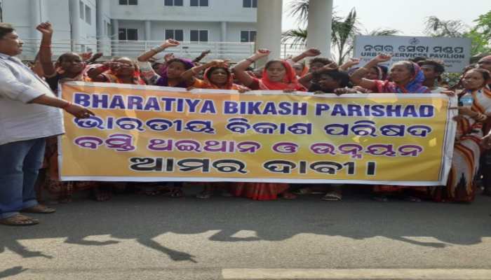 ଉଚ୍ଛେଦକୁ ବିରୋଧ କରି ଆନ୍ଦୋଳନକୁ ଓହ୍ଲାଇଲେ ବସ୍ତି ବାସିନ୍ଦା ଉଚ୍ଛେଦକୁ ବିରୋଧ କରି ଆନ୍ଦୋଳନକୁ ଓହ୍ଲାଇଲେ ବସ୍ତି ବାସିନ୍ଦା