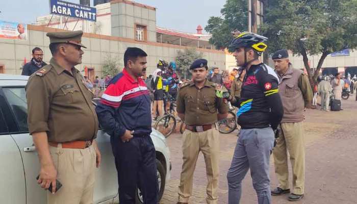 आगरा: साइकिल से रेलवे स्टेशन पहुंचे एसपी, GRP थाना का किया औचक निरीक्षण आगरा: साइकिल से रेलवे स्टेशन पहुंचे एसपी, GRP थाना का किया औचक निरीक्षण
