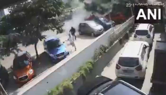 VIDEO: सड़क पर चल रहे थे लोग, फ्लाइओवर से हवा में उड़ती आई कार और फिर... VIDEO: सड़क पर चल रहे थे लोग, फ्लाइओवर से हवा में उड़ती आई कार और फिर...