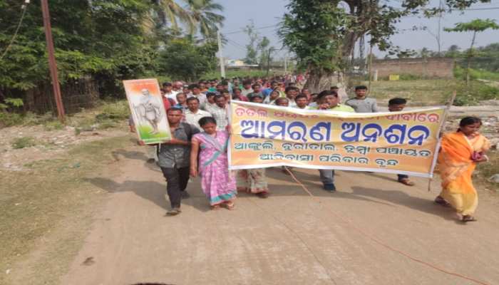 'ତିତିଲି'ର କ୍ଷତି ପୂରଣ ଦାବିରେ ଆମରଣ ଅନଶନରେ ବସିଲେ ଗ୍ରାମବାସୀ 'ତିତିଲି'ର କ୍ଷତି ପୂରଣ ଦାବିରେ ଆମରଣ ଅନଶନରେ ବସିଲେ ଗ୍ରାମବାସୀ