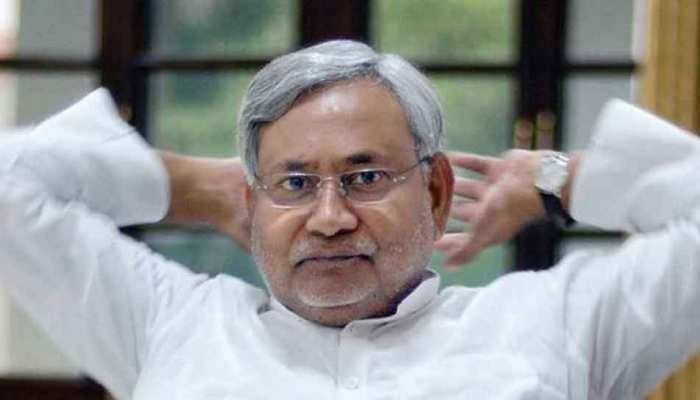 बिहार: नीतीश कुमार ने इस गांव को लिया था गोद, लेकिन गंदा पानी पीने को मजबूर हैं लोग बिहार: नीतीश कुमार ने इस गांव को लिया था गोद, लेकिन गंदा पानी पीने को मजबूर हैं लोग