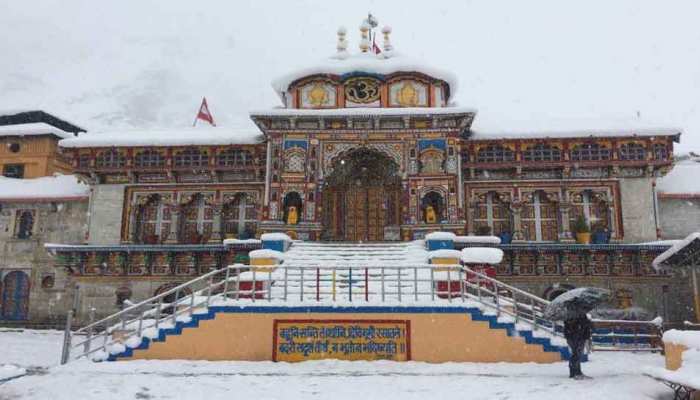 उत्तराखंडः पहाड़ी इलाकों में बर्फबारी से बढ़ी ठंड, बद्रीनाथ धाम में बदला मौसम का मिजाज उत्तराखंडः पहाड़ी इलाकों में बर्फबारी से बढ़ी ठंड, बद्रीनाथ धाम में बदला मौसम का मिजाज