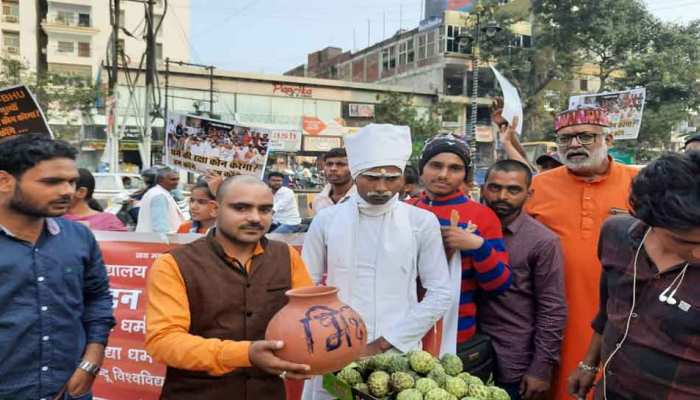 फिरोज खान नियुक्ति मामला: मशाल जुलूस के बाद अब छात्रों ने भिक्षाटन कर जताया विरोध फिरोज खान नियुक्ति मामला: मशाल जुलूस के बाद अब छात्रों ने भिक्षाटन कर जताया विरोध