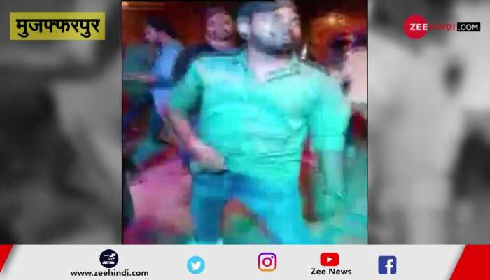 Video: Weapons are being displayed at a wedding ceremony in Muzaffarpur