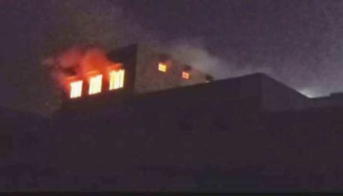 शादी में हो रही थी आतिशबाजी, चिंगारी से लगी फैक्ट्री में आग, लाखों का सामान खाक शादी में हो रही थी आतिशबाजी, चिंगारी से लगी फैक्ट्री में आग, लाखों का सामान खाक