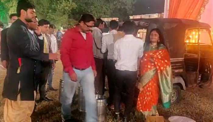 कोटा: बहन की शादी में बचा खाना IAS ने गरीबों में बंटवाया, लोगों ने जमकर की तारीफ कोटा: बहन की शादी में बचा खाना IAS ने गरीबों में बंटवाया, लोगों ने जमकर की तारीफ